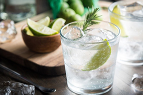 Klasický gin-tonic kokteil